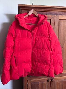 Uniqlo women’s seamless puffer in vermillion